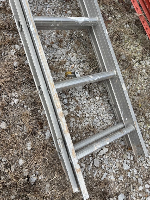24’ extension ladder - Image 2