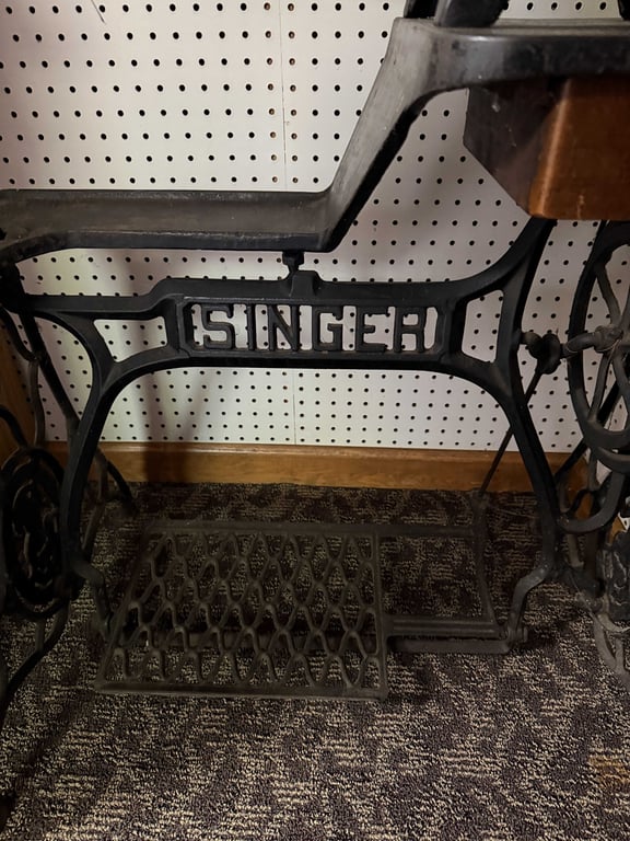 VTG SINGER MODEL 29-4 INDUSTRIAL SEWING MACHINE - Image 2