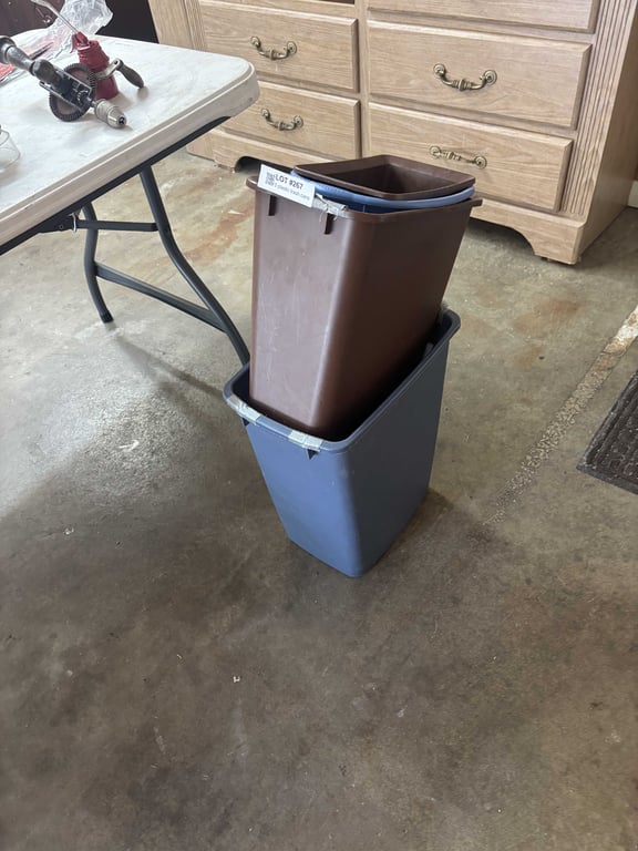 5 plastic trash cans
