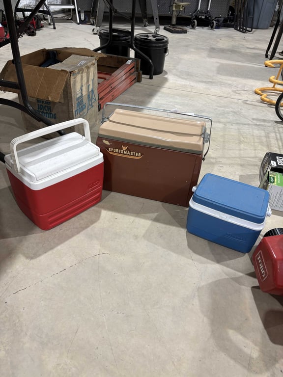 Sportmaster, Rubbermaid, and Igloo Cooler