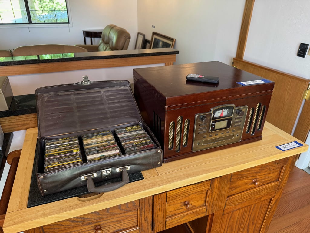 Crolsey turntable/stereo & bag of cassettes