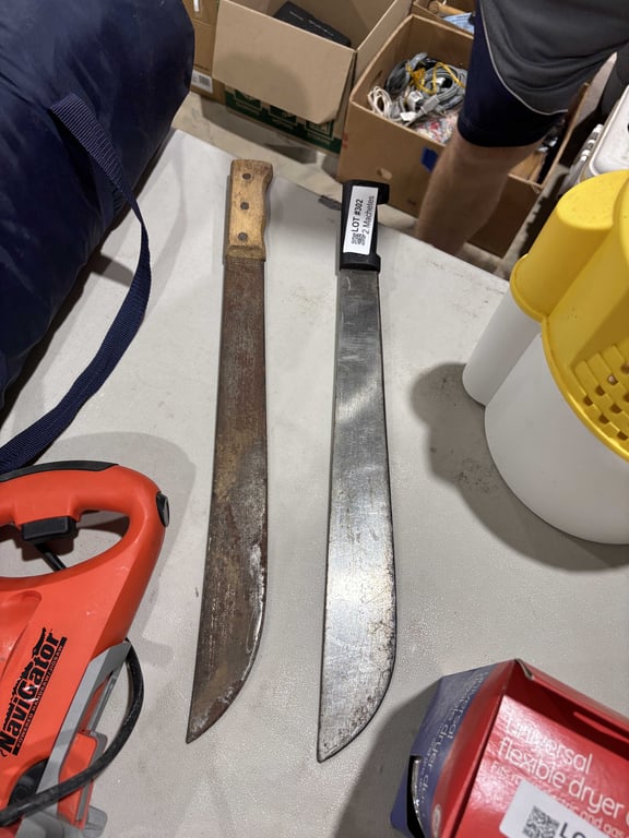 2 Machetes - Image 2
