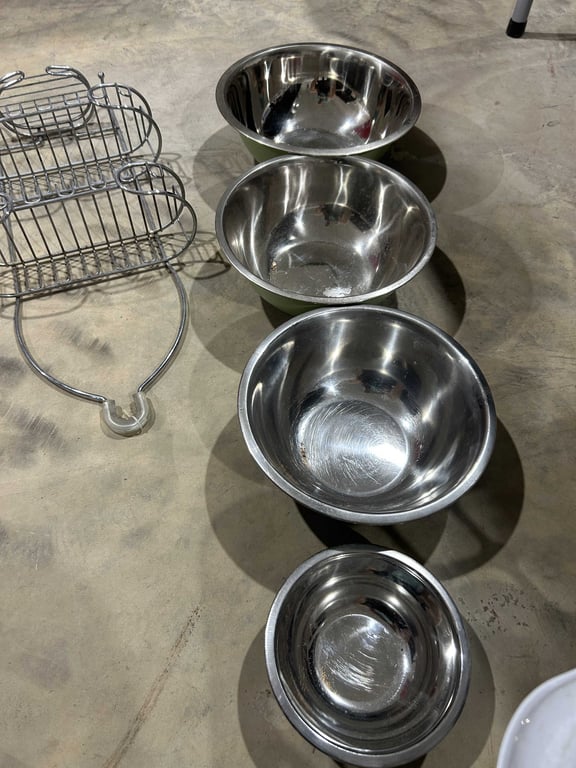 Basket of stainless steel kitchen bowls and rack - Image 2