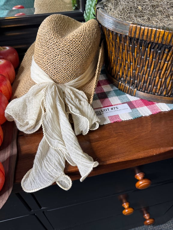 Misc apple decor, artificial plant, straw hat - Image 5