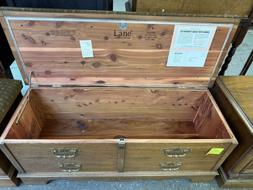 LANE CEDAR CHEST W/PADDING - Image 3