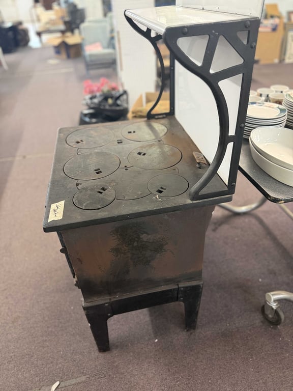 ANT. CAST IRON WOOD BURNING STOVE - Image 2