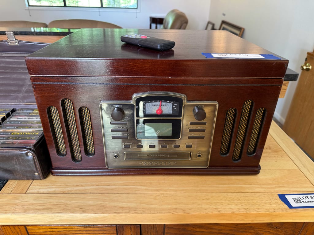 Crolsey turntable/stereo & bag of cassettes - Image 2