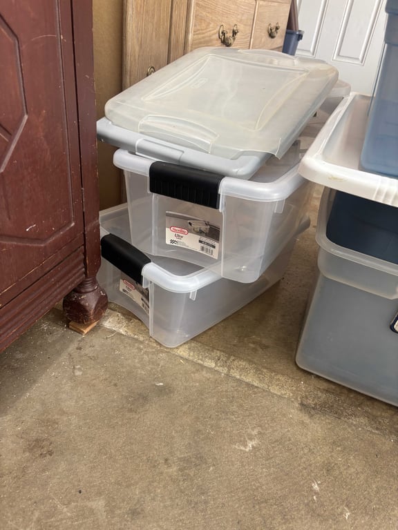 6 misc plastic totes - Image 2