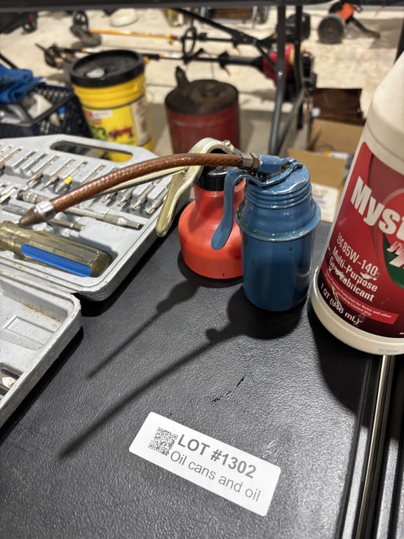 Oil cans and oil - Image 2