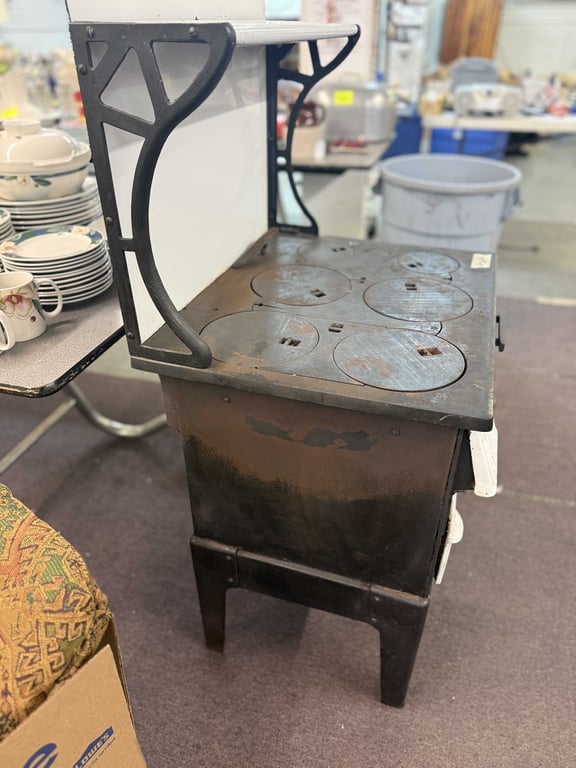 ANT. CAST IRON WOOD BURNING STOVE - Image 4