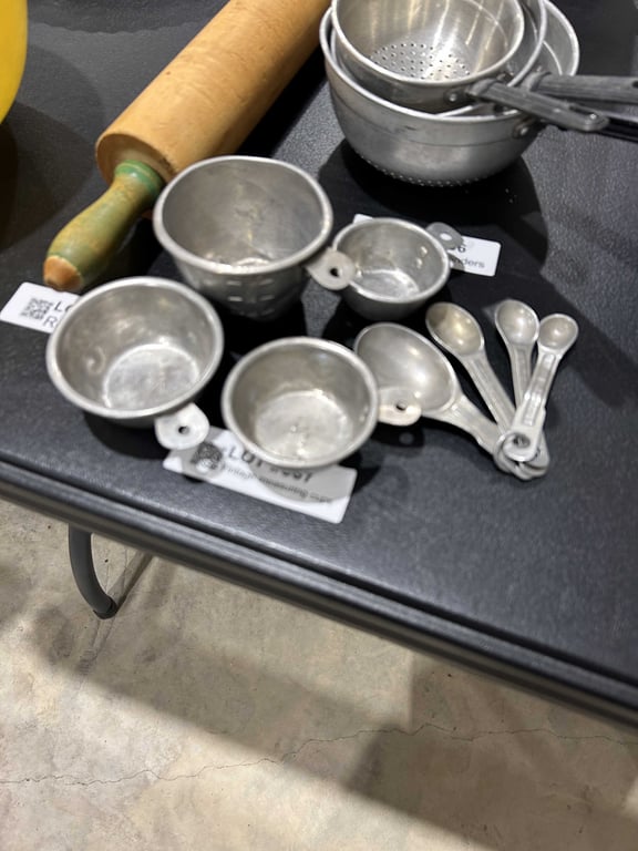Vintage measuring cups - Image 2