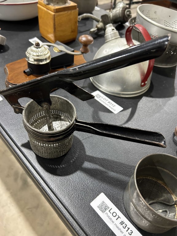 Potatoe masher and sifter - Image 2