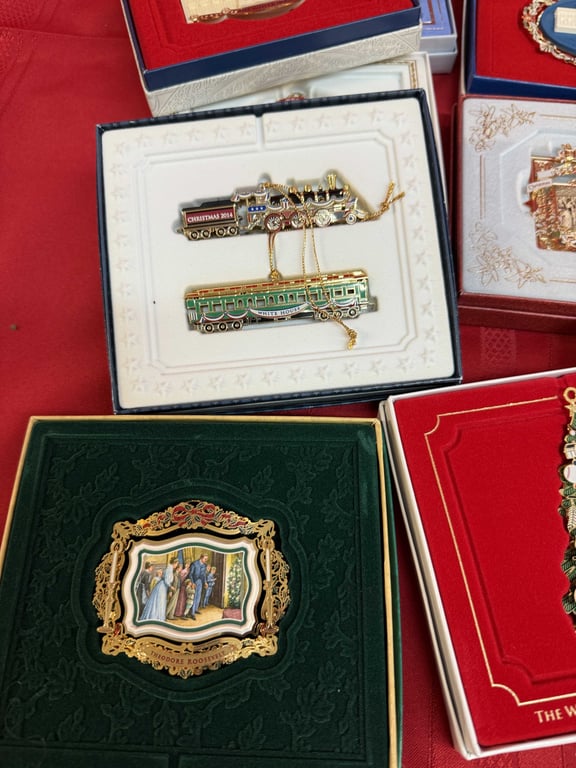GROUPING OF 15 WHITE HOUSE ORNAMENTS - Image 5