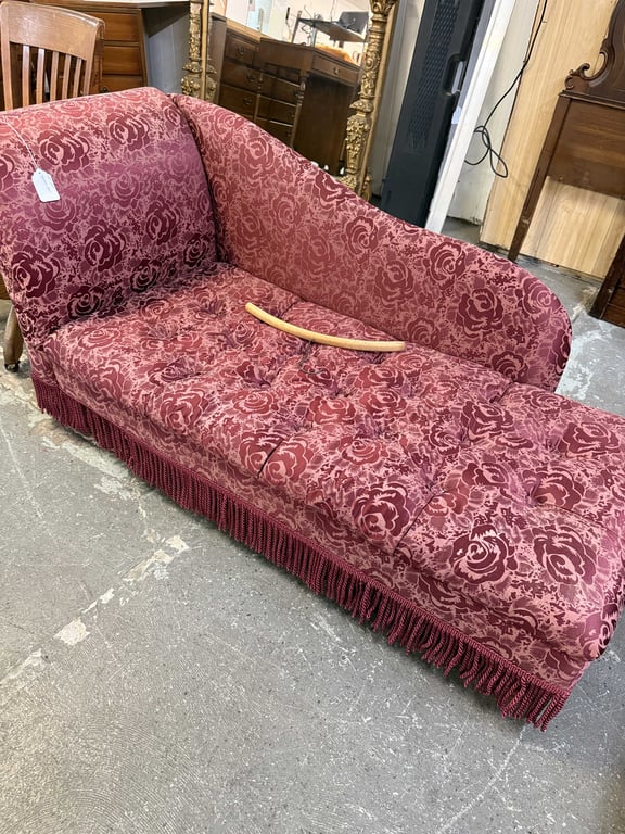 FAINTING CHAIR - Image 2