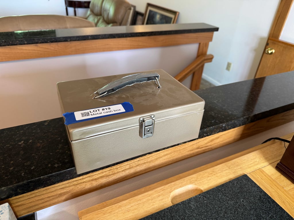 Metal cash box