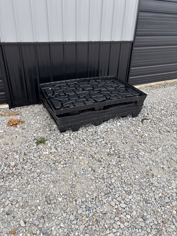 4 Plastic Pallets