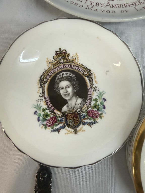 5 COLLECTIBLE KING GEORGE & QUEEN ELIZABETH ITEMS - Image 7
