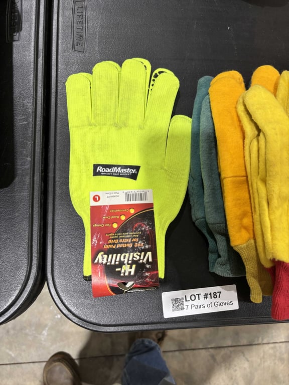 7 Pairs of Gloves - Image 2