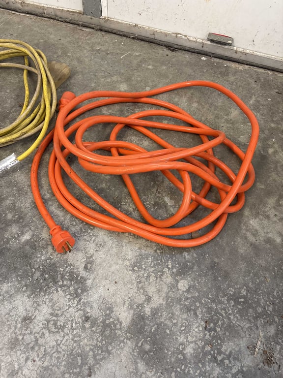 Extension Cords and Chain - Image 3