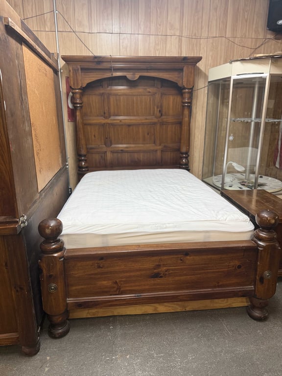 4 PC SOLID PINE HIGH PANEL HEADBOARD & DISTINCTIVE CANNONBALL STYLE BEDROOM SUITE