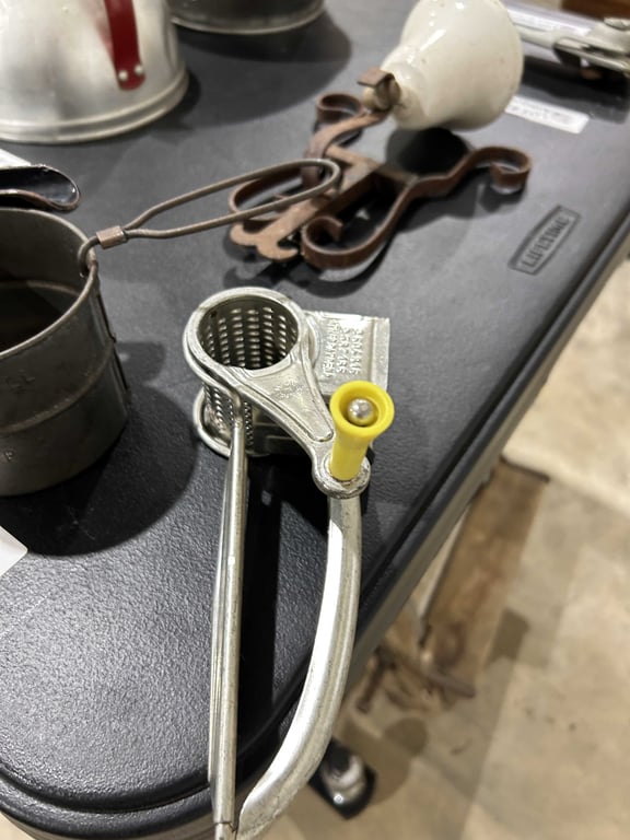 Potatoe masher and sifter - Image 4