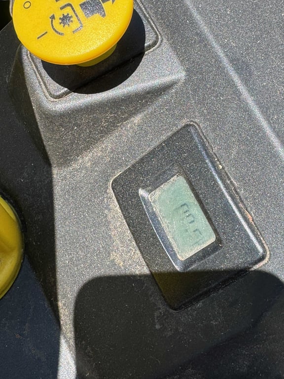 John Deere 42" Z320R zero turn - Image 8