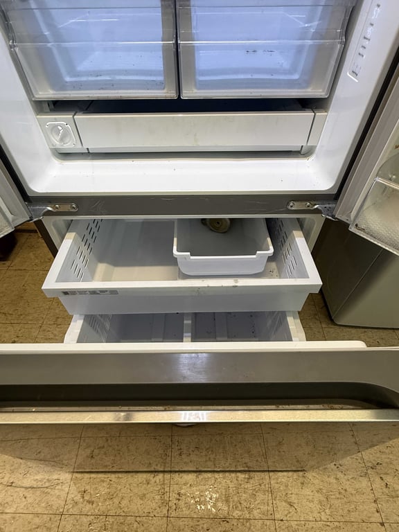 SAMSUNG FRENCH DOOR REFRIGERATOR W/FREEZER ON BOTTOM - Image 4