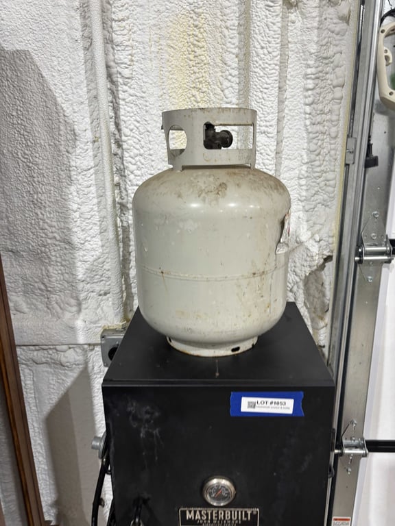 Masterbuilt smoker & bottle - Image 3