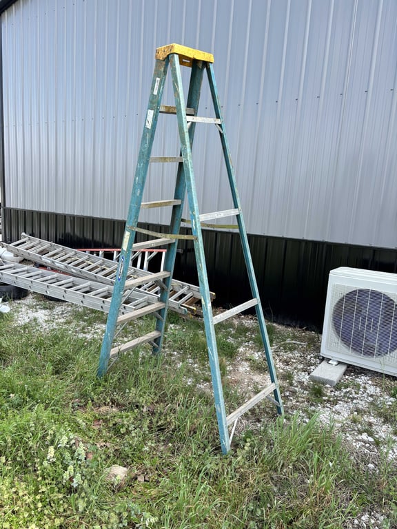 8' Werner Fiberglass Ladder - Image 3
