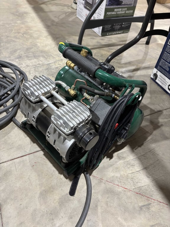 Masterforce 2 Gallon 135 PSI Compressor and Air Hose - Image 4