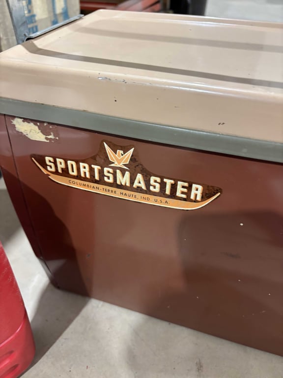 Sportmaster, Rubbermaid, and Igloo Cooler - Image 5