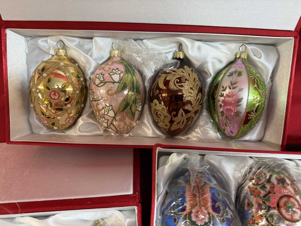 4 SETS JOAN RIVER'S CLASSICS EGGS (1 BROKEN) - Image 4