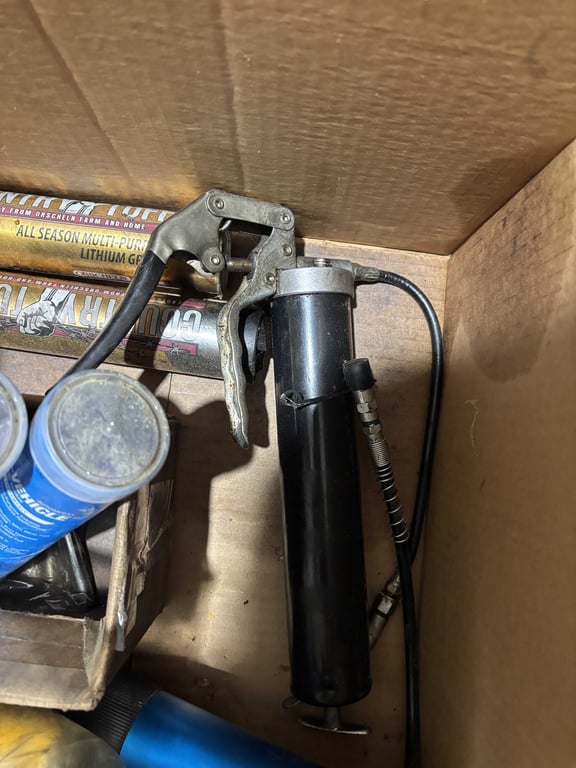 3 Grease Guns & Grease - Image 3
