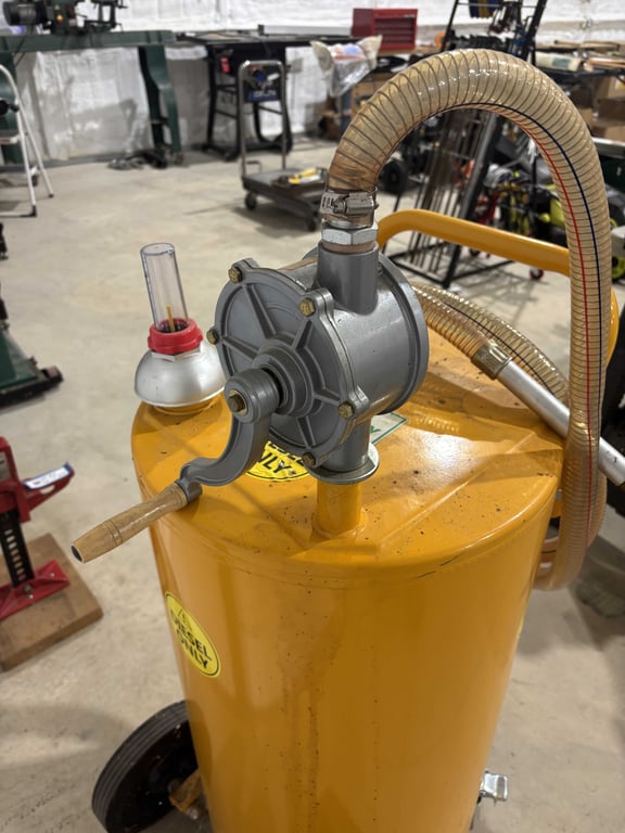 25 Gallon Hand Crank Diesel Pump - Image 3