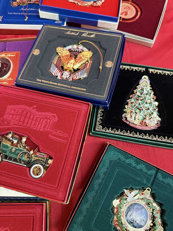 GROUPING OF 17 WHITE HOUSE ORNAMENTS (IN BOX) - Image 5