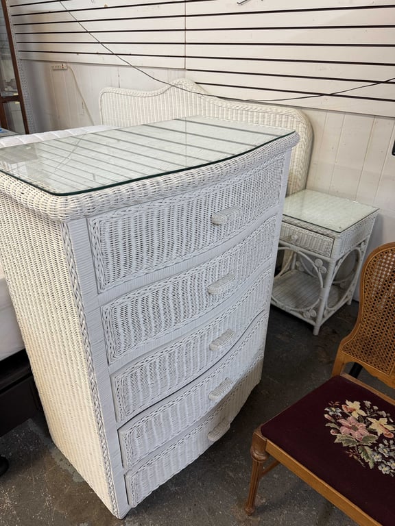 5 PC KING WICKER BEDROOM SUITE - Image 3