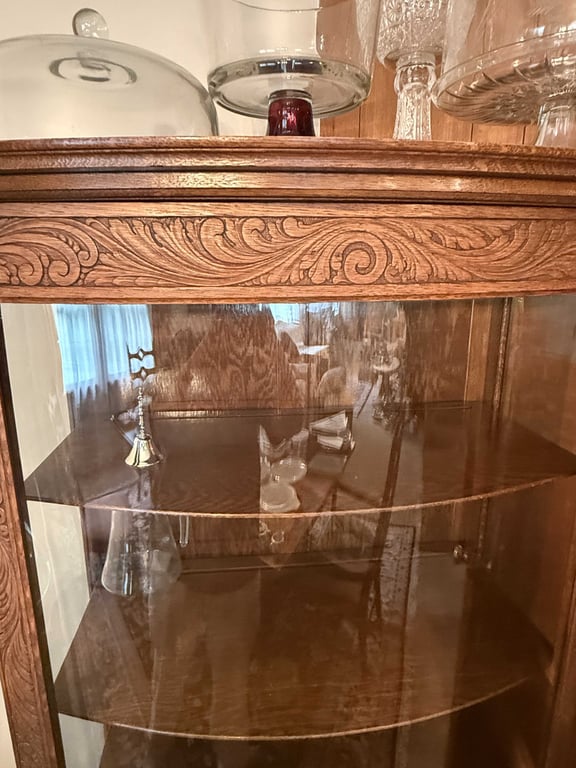 LATE VICTORIAN QUARTER SAWN OAK CURVED GLASS CHINA CABINET - Image 2