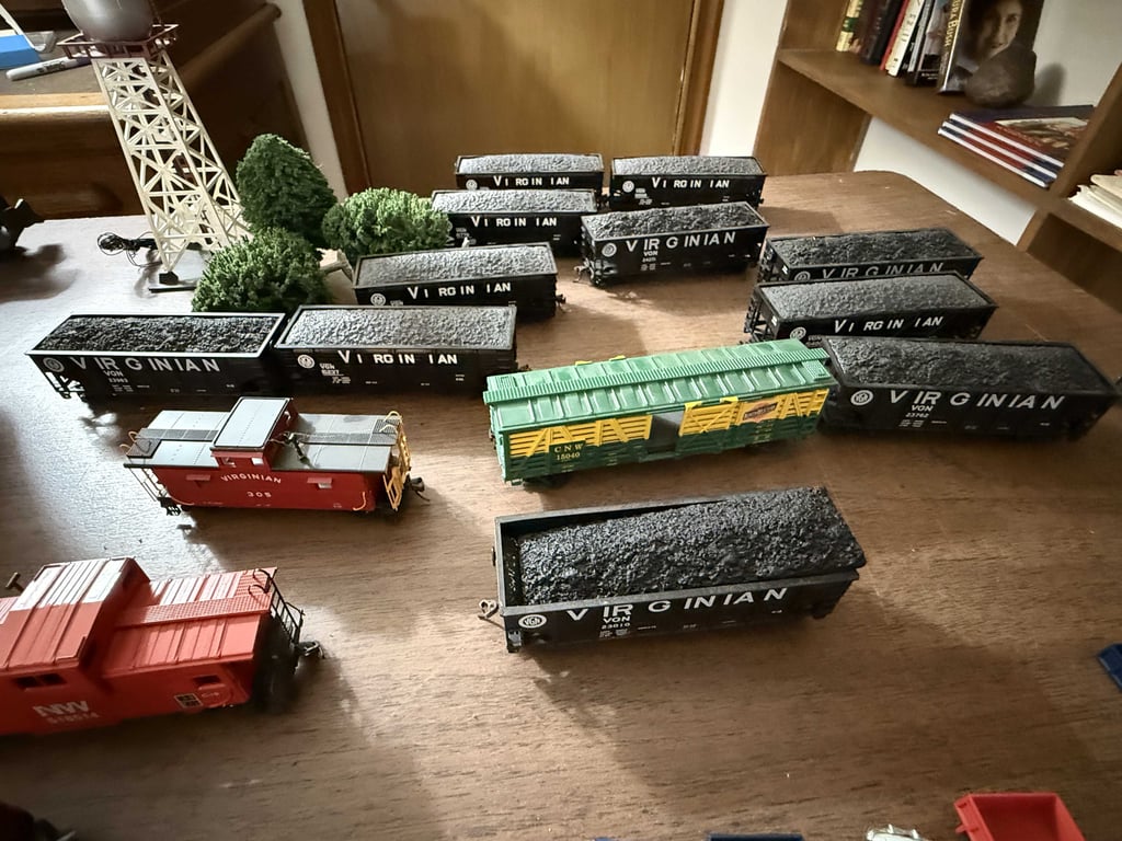 ASST. OF HO SCALE TRAINS & TRACK PIECES