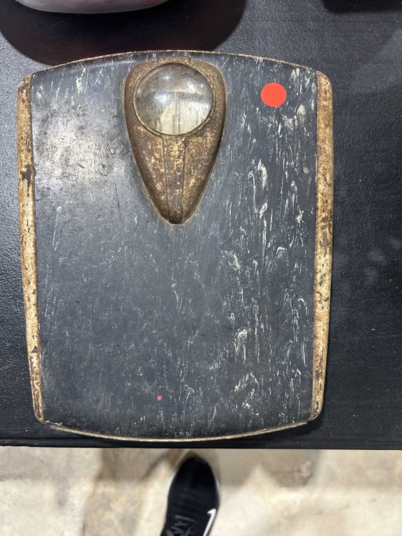 Vintage bathroom scales - Image 2
