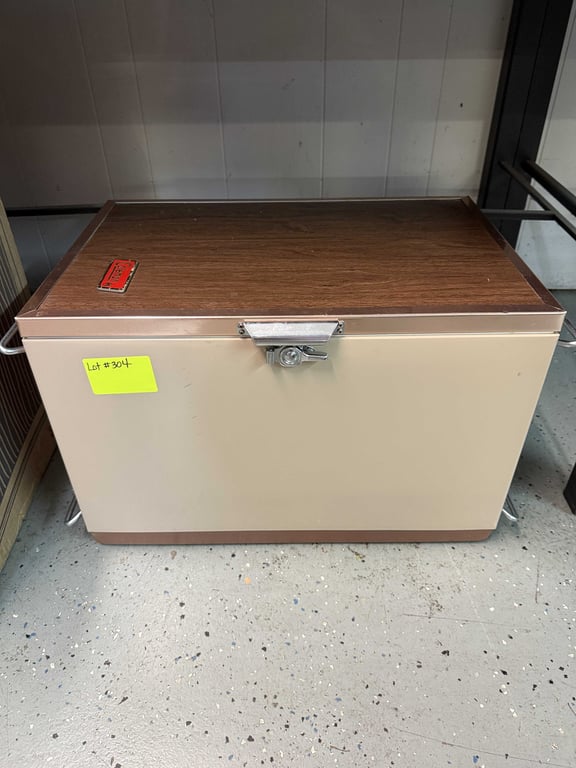 VTG COLEMAN COOLER W/INT. PIECES