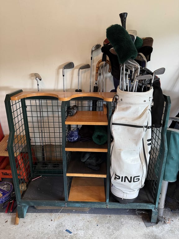 GROUPING OF GOLF CLUBS/BAGS/ UTILITY STAND