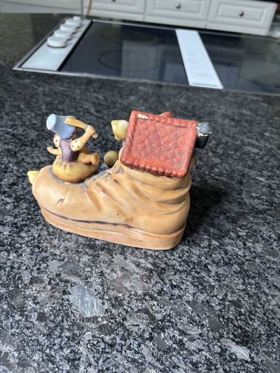 "There was an Old Woman" Glass Figurine - Image 3