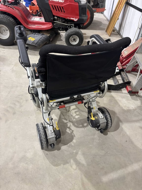 KD's Smart Chair & Case - Image 7