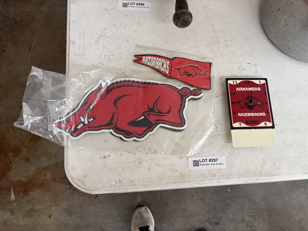 Razorback clock & decor
