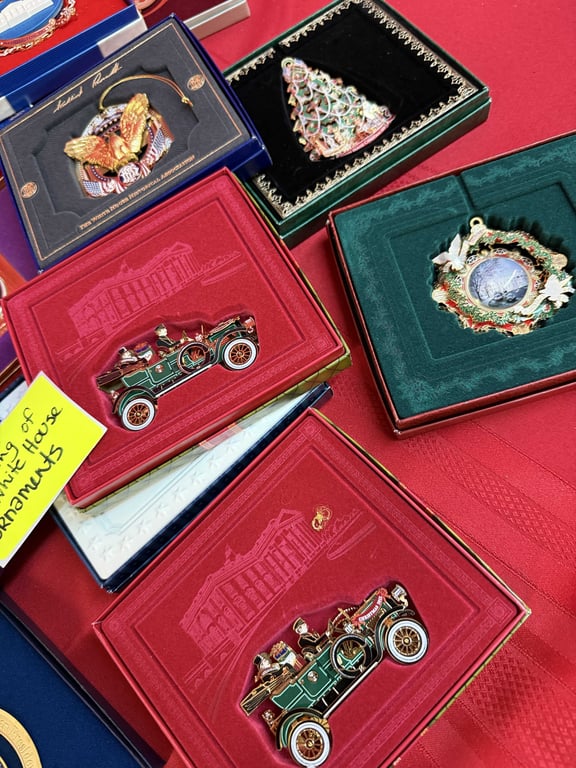 GROUPING OF 17 WHITE HOUSE ORNAMENTS (IN BOX) - Image 6