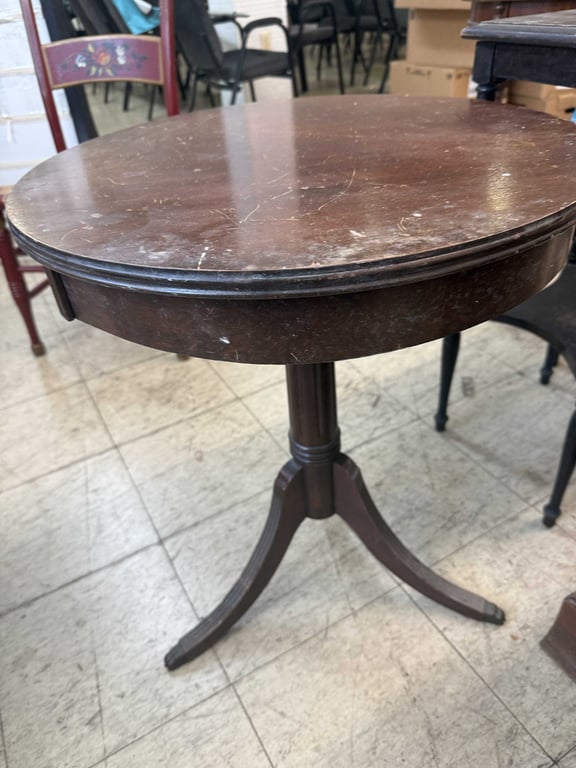 GROUPING OF 7 VTG TABLES - Image 2