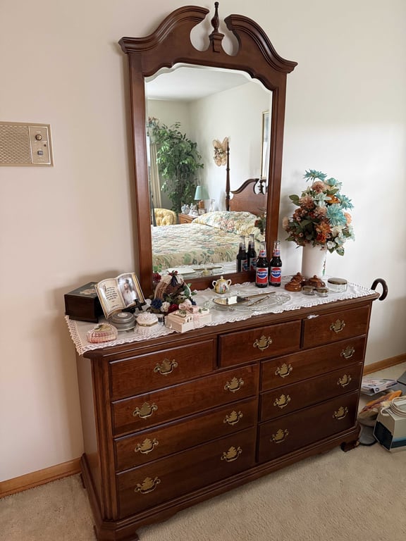 3 PC AMERICAN CRAFTSMAN BY STANLEY BEDROOM SUITE (FULL/QUEEN) - Image 2