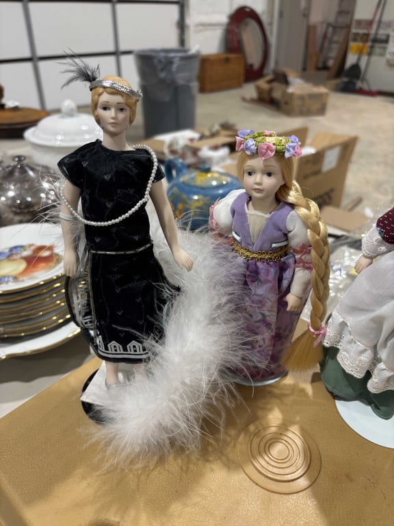 3 Figurines - Image 2