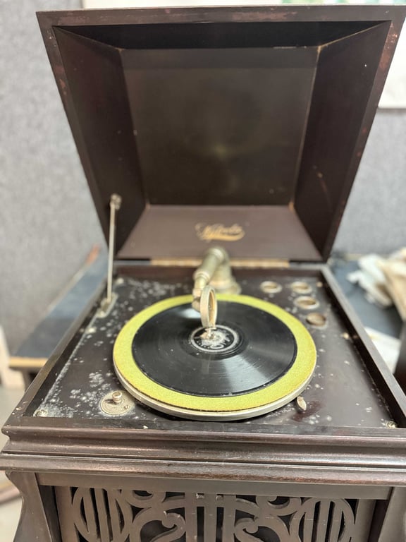 VTG. NYTROLA VICTROLA (WORKS) - Image 2