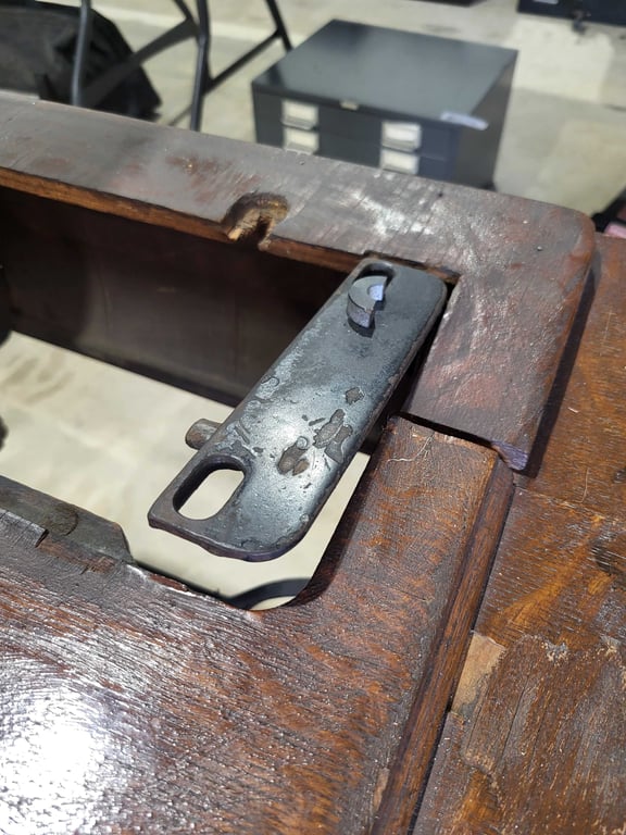 Singer sewing machine and cabinet - Image 4